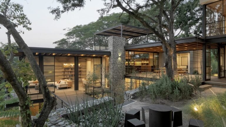 House in Colima by Di Frenna Arquitectos