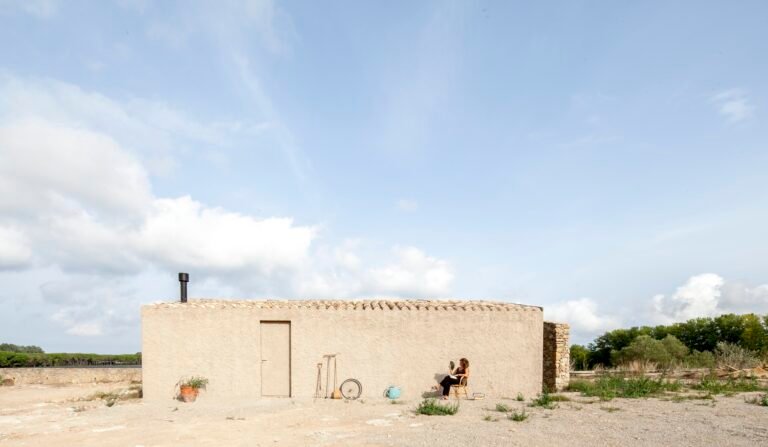 Shelter of a Wall House / Agora Arquitectura