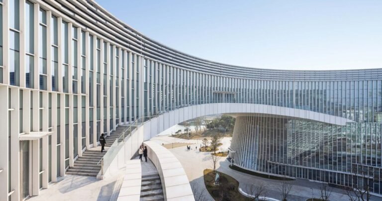 this undulating ‘grand canal theater’ by TJAD frames the lake of yangzhou