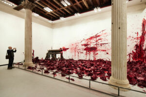 أنيش كابور في البندقية: الفنان البريطاني يجلب أحمر الدم و vantablack إلى بينالي الفن