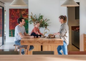 يقوم مايكل وتيجان بإعداد الغداء مع ابنتهما ، بيرس ، في مطبخ منزل المزرعة المعاصر في وادي بيكاديللي بأستراليا.
