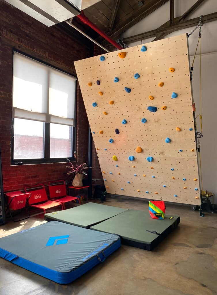 ربما تحتوي الصورة على Outdoors Sport Sports Housing Building and Climbing