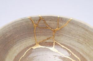 تجد تقنية ترميم Kintsugi العتيقة الجمال في العيوب من خلال ملء شقوق الفخار المكسورة بطلاء ذهبي.