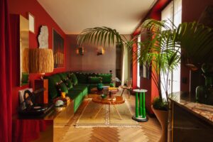 يلف اللون البرونزي الأحمر داخل غرفة المعيشة من تصميم Hugo Toro.