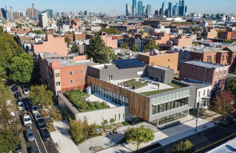 مكتبة Greenpoint الجديدة تربط المجتمع والتعليم والبيئة