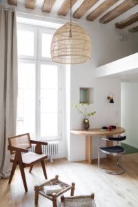 قد تحتوي الصورة على Furniture Corner Interior Design Indoors Table Chair and Lighting