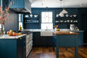 يتضمن إصلاح White Arrows لمزرعة في باوند ريدج مطبخًا أزرق عميقًا مصممًا ليتناسب مع عمر ...