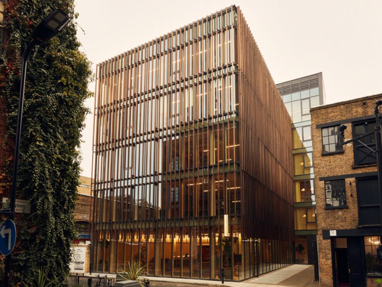 Tulipwood louvers align on a carbon-conscious Shoreditch office building