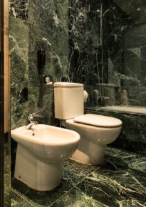 يتألق هذا الحمام الرخامي في فندق في برشلونة ببيديه.