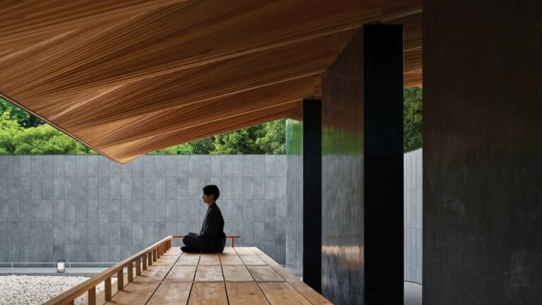 Two Intricate Structures by Hiroshi Nakamura Enhance the Experience of a 17th-Century Shinto Shrine