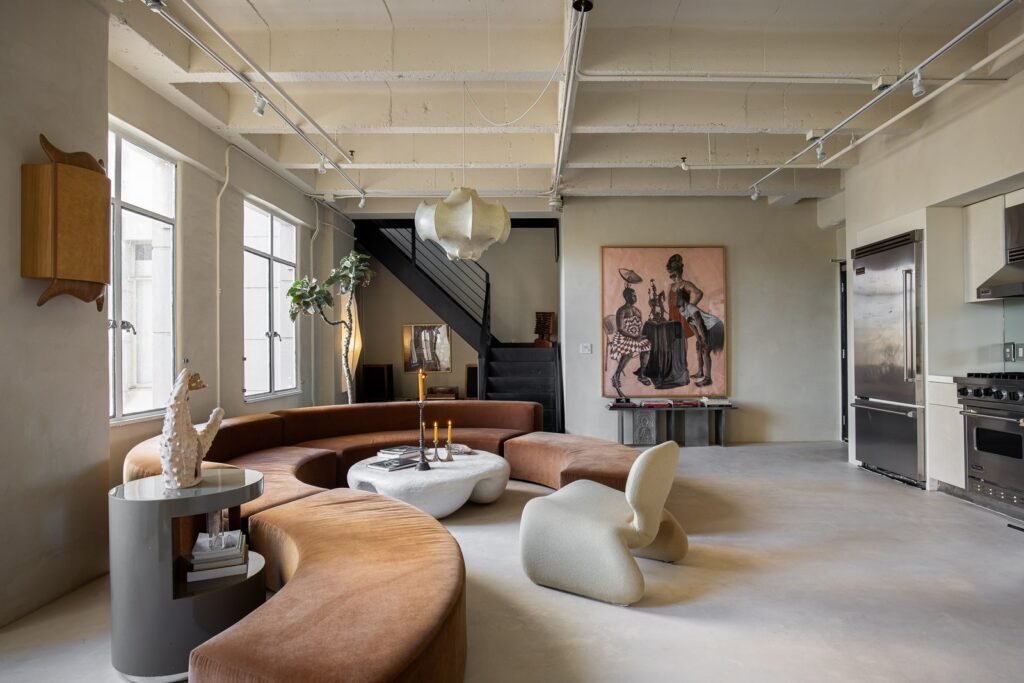 غرفة المعيشة في LA loft والتي تحتوي على أريكة مصممة خصيصًا من قبل نولز.