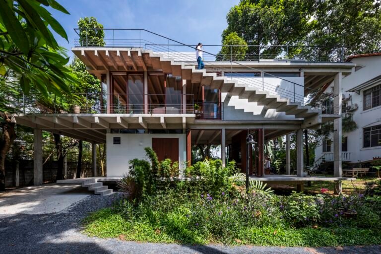 Floating House in Thu Duc / Sanuki Daisuke architects