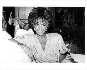جلست إليزابيث تايلور في غرفة المعيشة بمنزلها في لوس أنجلوس في أبريل 1987.