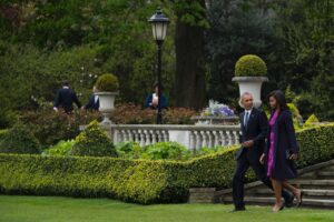 الرئيس السابق باراك أوباما والسيدة الأولى ميشيل أوباما يغادران وينفيلد هاوس للقاء الملكة إليزابيث الثانية ...