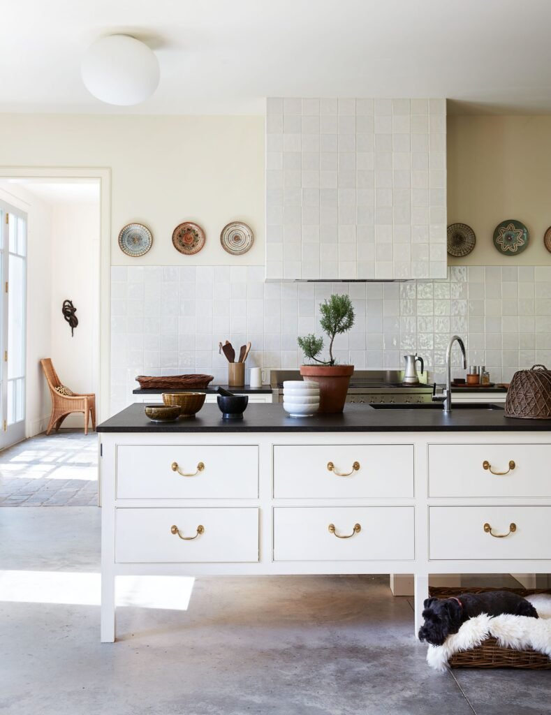 ربما تحتوي الصورة على Furniture Sideboard Interior Design Inoors and Room