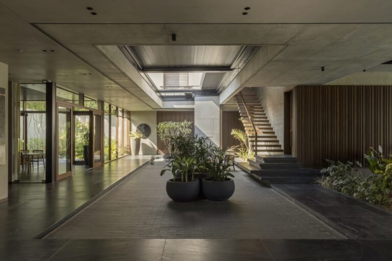 The Courtyard House / MODO Designs