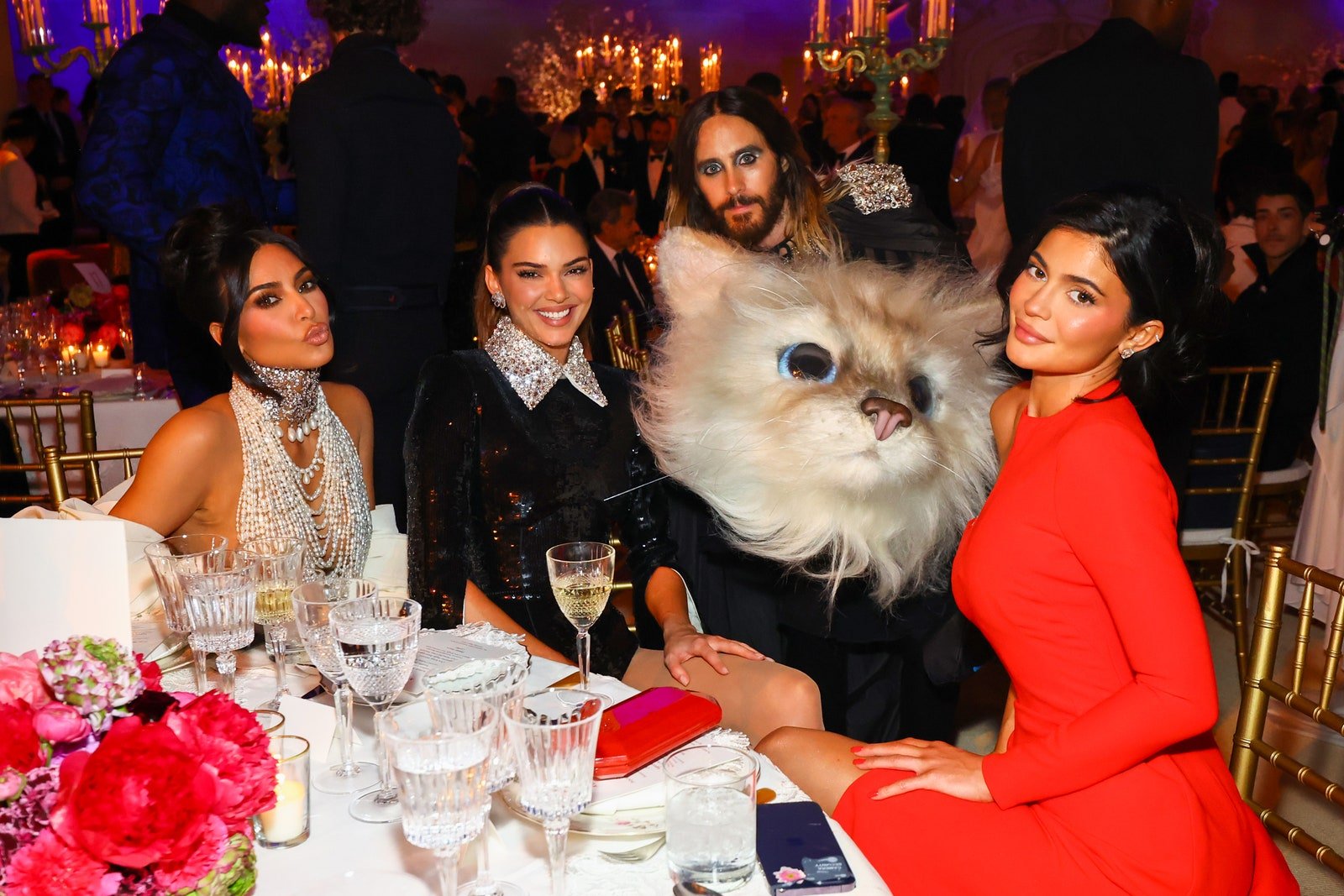 كيم كارداشيان كيندال جينر جاريد ليتو وكايلي جينر في Met Gala.