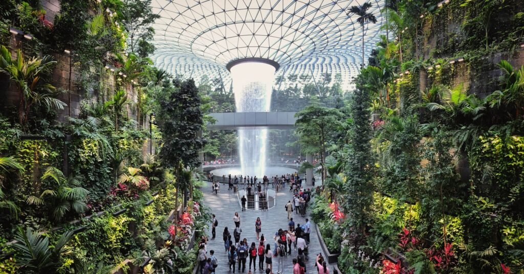 تم تصميم مطار Jewel Changi في سنغافورة من قبل Safdie Architects.