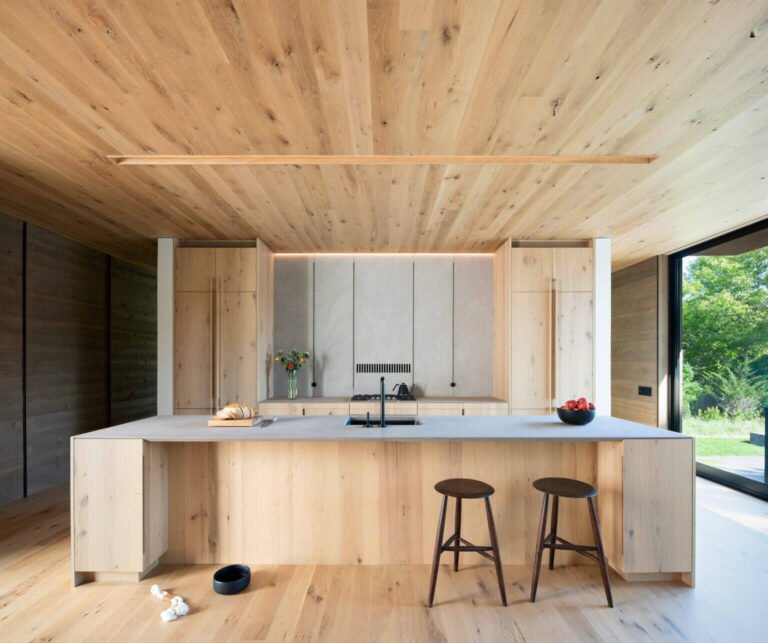 Bates Masi realizes a simple-yet-sophisticated cottage for a Long Island beach lover
