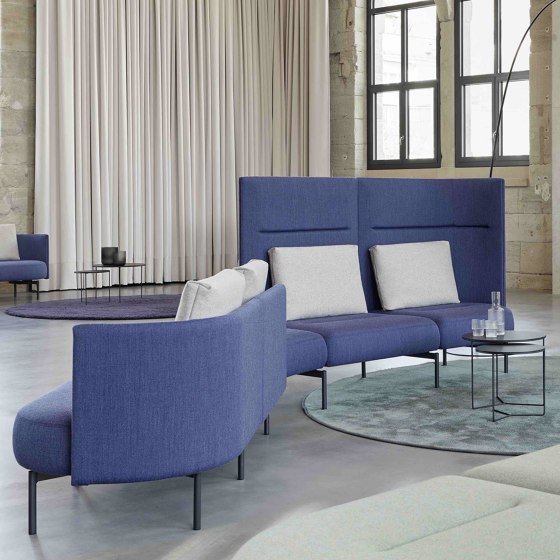 Like being at home in front of the fireplace: Brunner’s oval lounge system | News | Architonic