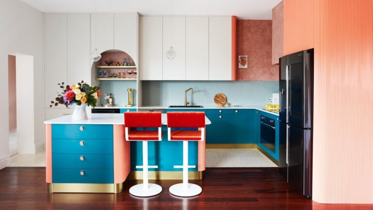 This Colorful Sydney Kitchen Channels a Beachside Holiday