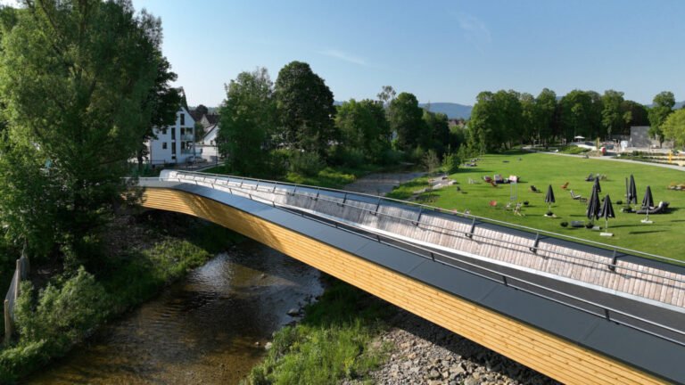Moxon Architects and IB-Miebach Collaborate on Mass-Timber Footbridge in Germany