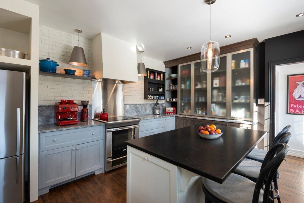 BEFORE The old kitchen was covered in mismatched finishes.