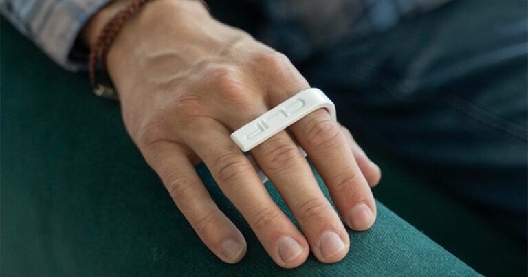 minimalist clip-on computer mouse can be worn around your fingers, like a ring