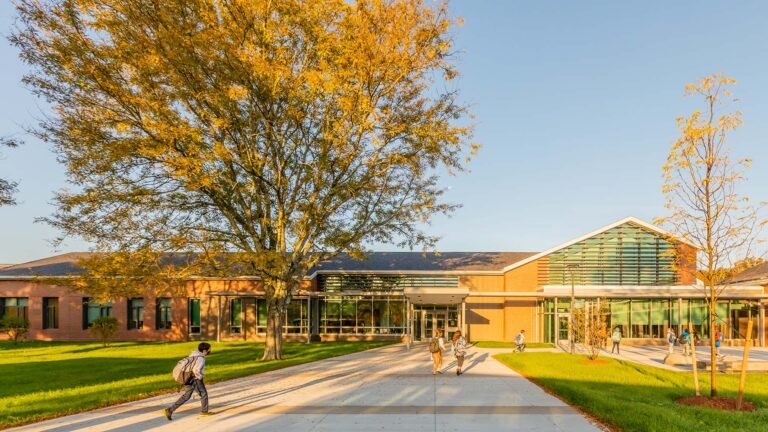 Lincoln School Honors a Massachusetts Town’s Modernist Past and its Net-Zero Future