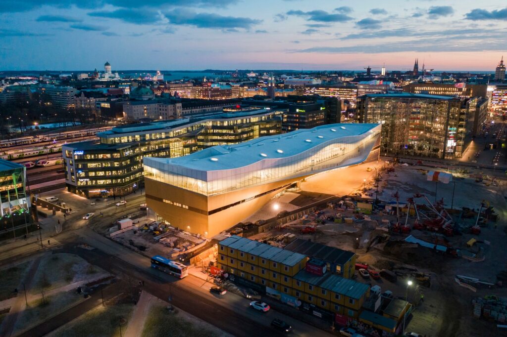 a massive white building in the canter of a city