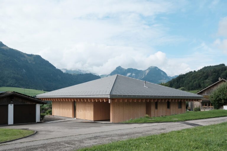 House with a Pyramid Roof / Charly Jolliet Architecte