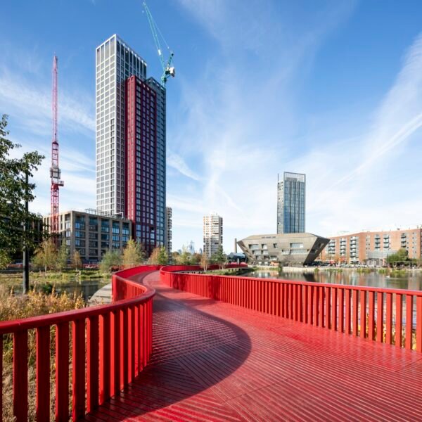 Canada Water Pedestrian Boardwalk / Asif Khan Studio