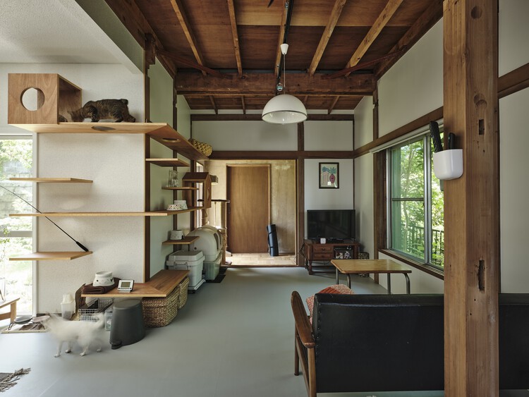 Fueda House / ROOVICE - Interior Photography, Kitchen, Wood, Lighting, Chair