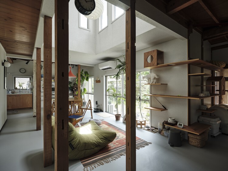 Fueda House / ROOVICE - Interior Photography, Wood, Lighting, Shelving, Chair, Beam