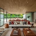 © Nelson Kon Floreira House / Matheus Farah + Manoel Maia Arquitetura - Interior Photography, Living Room, Wood, Table, Chair, Patio