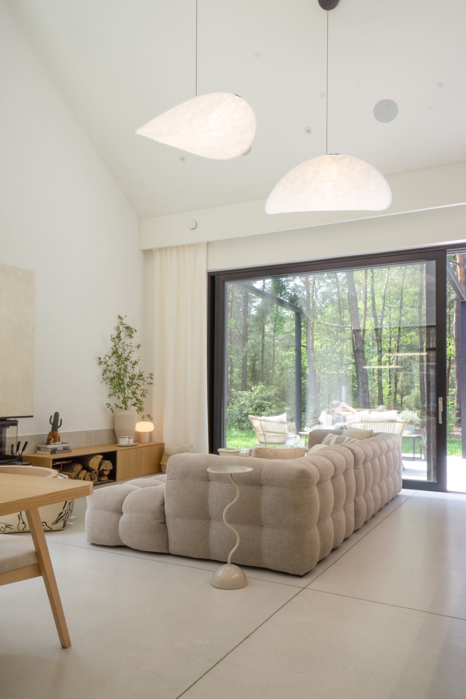 Inside this modern interior, the design embraces a minimalist aesthetic combined with the Japandi style, which fuses Japanese and Scandinavian influences.