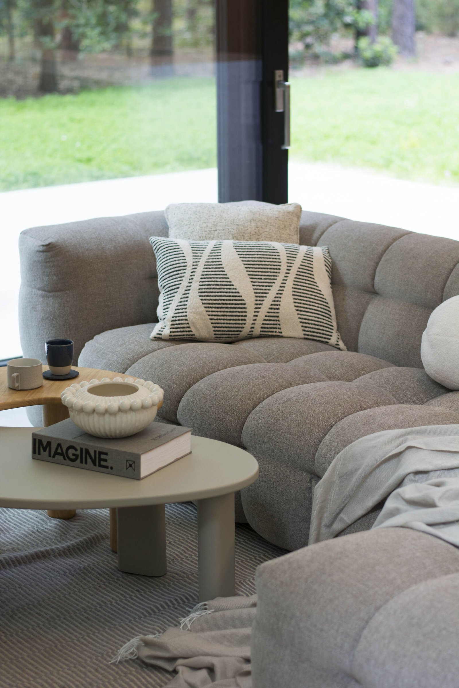 Inside this modern interior, the design embraces a minimalist aesthetic combined with the Japandi style, which fuses Japanese and Scandinavian influences.