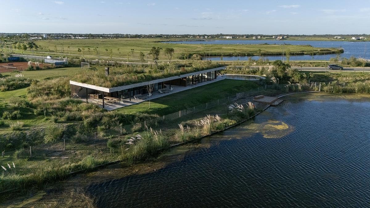 One of this project’s most striking features is its planted roof, which functions as both landscape and architecture. Instead of sitting on top of the building like an accessory, the green roof is woven into the terrain, folding down to meet the ground in a walkable ramp. This design move dissolves the boundary between natural and built, and subtly encourages people to interact with the space in ways that feel intuitive and playful.