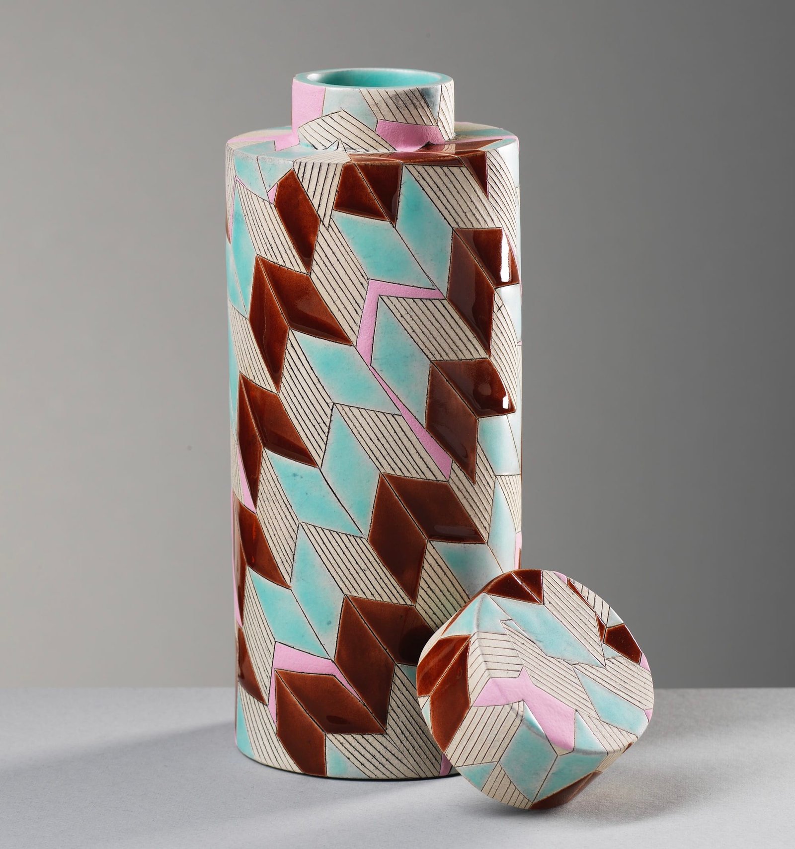 a geometrically patterned, cylindrical jar