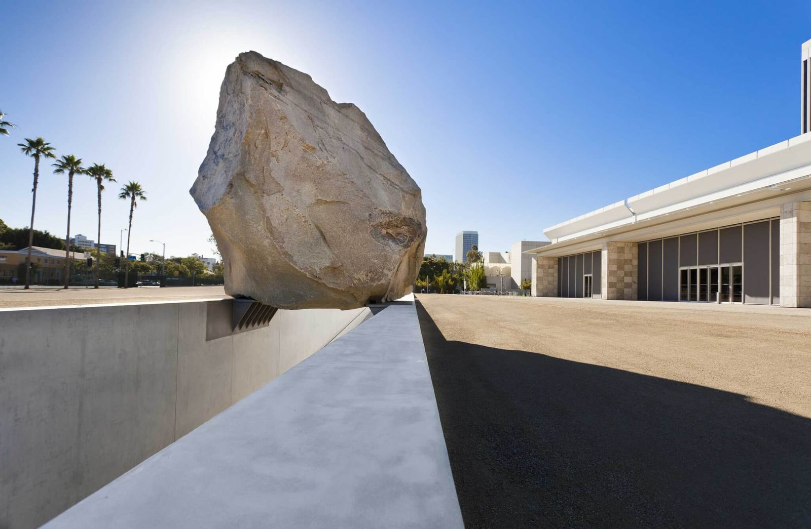 تم تثبيت الكتلة المرفوعة في LACMA