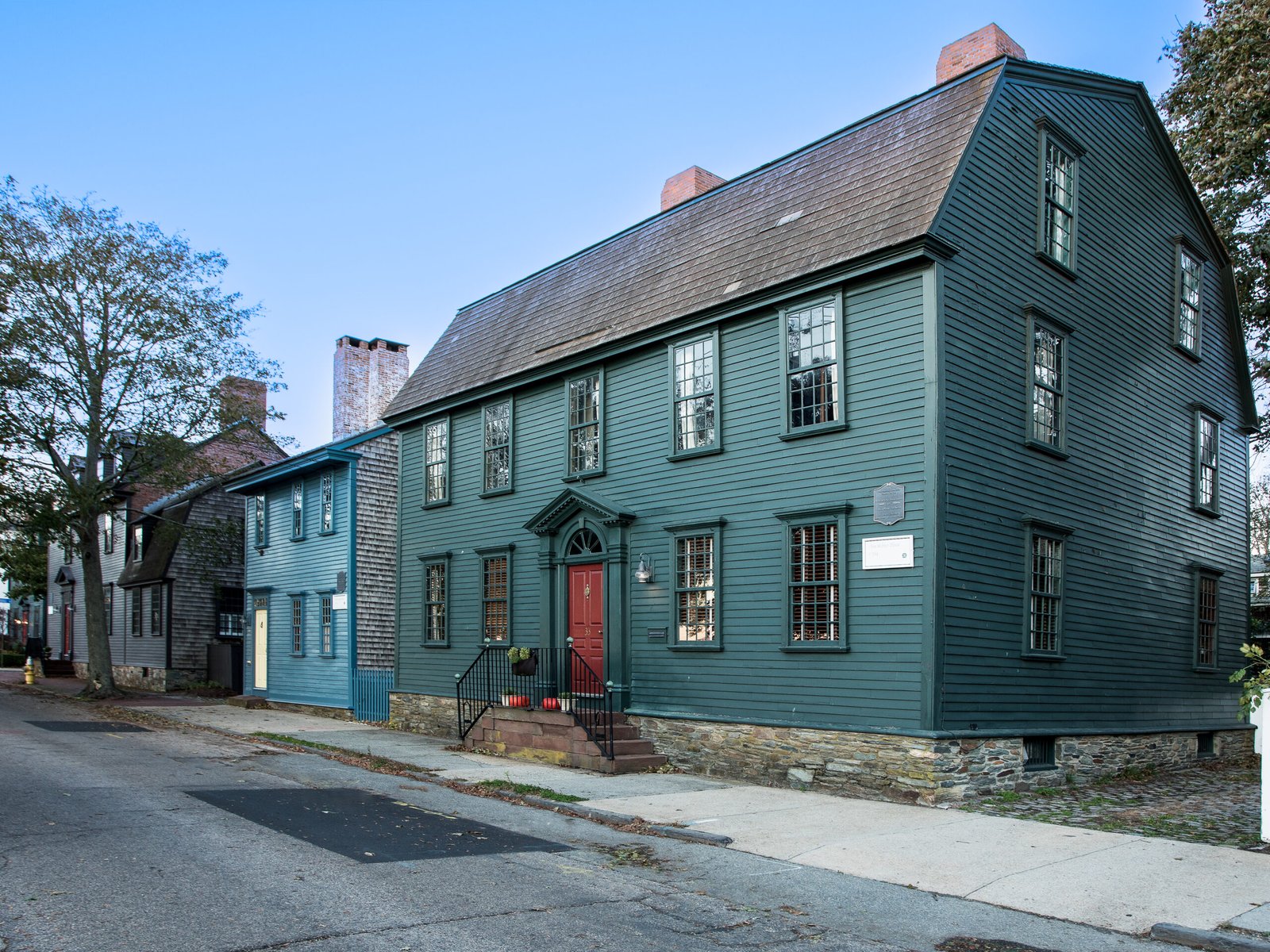 Historic coastal colonial homes along Washington Street in Newport