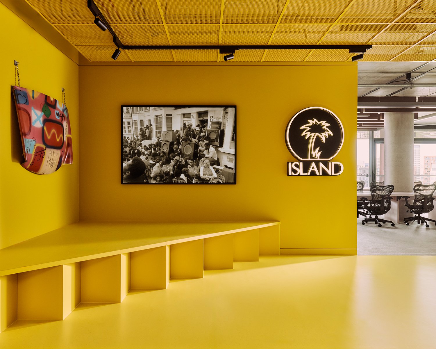 مدخل مكتب Island Records في لندن