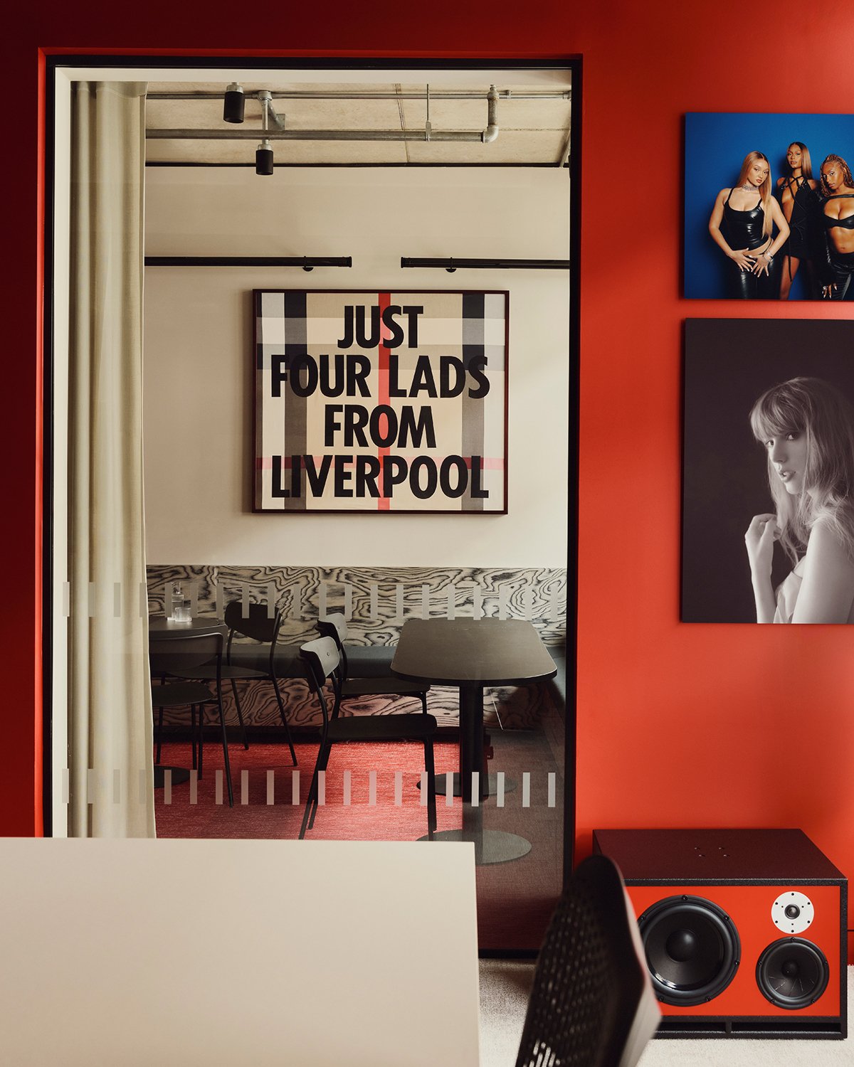 قطعة نسيج مطبعية من تصميم كوربن شو، Just Four Lads From Liverpool، تحيي فرقة البيتلز في غرفة اجتماعات مشتركة.