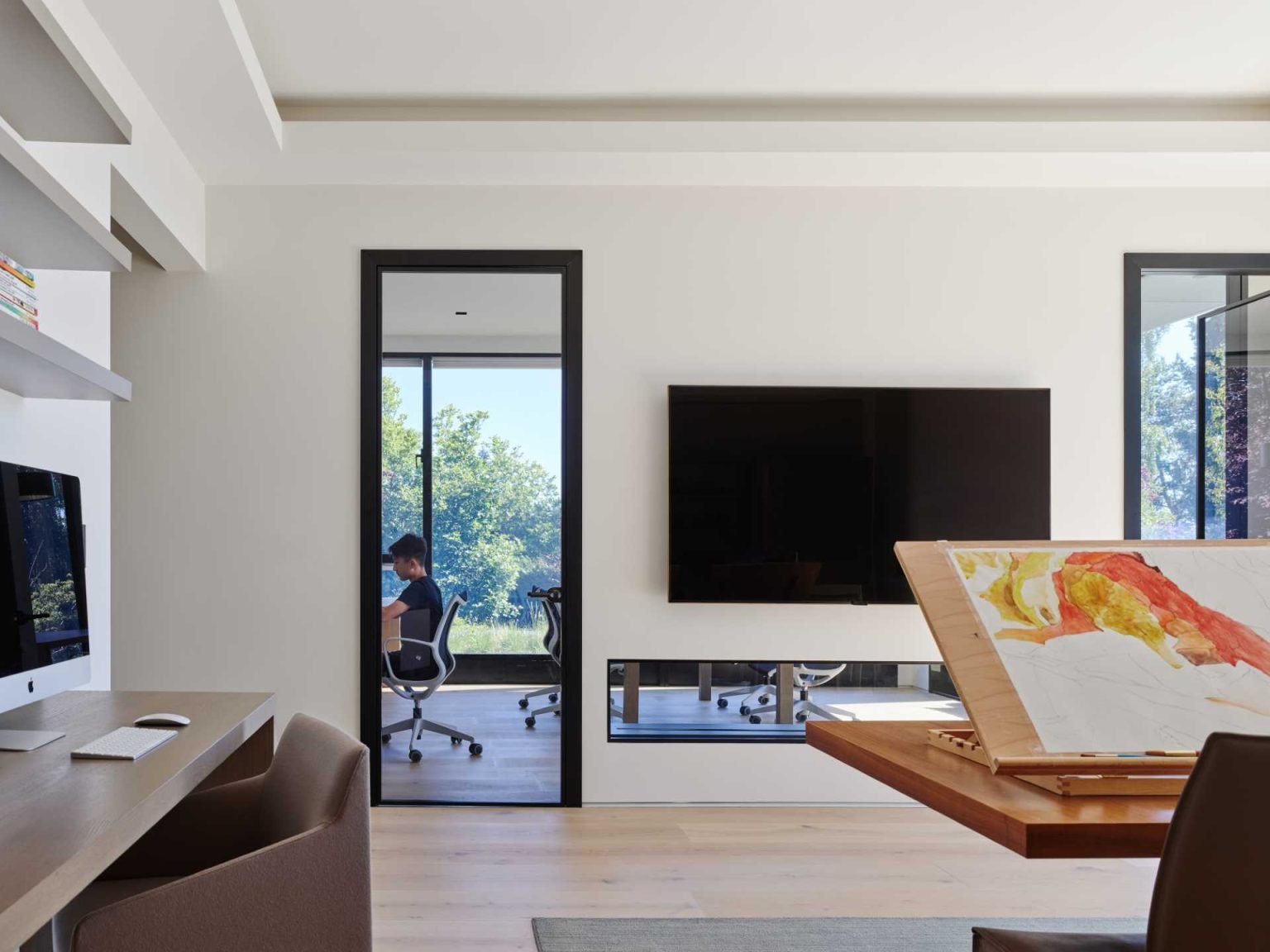 يشتمل Nanton House على مكتب منزلي مخصص واستوديو فني، مما يضيف مساحات مرنة للعمل والمشاريع الإبداعية داخل المنزل العائلي المكون من أربعة طوابق.