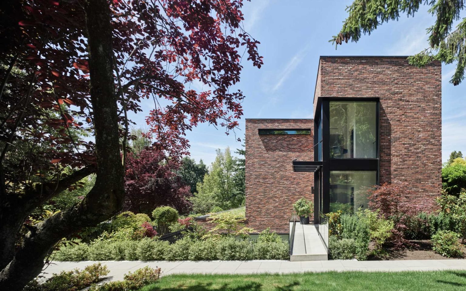 يحتوي Nanton House على مدخلين مصممين حول موقعه المنحدر، بما في ذلك بهو سفلي على مستوى الحديقة تحت سقف أخضر ومدخل علوي يمكن الوصول إليه عن طريق جسر فولاذي طويل.