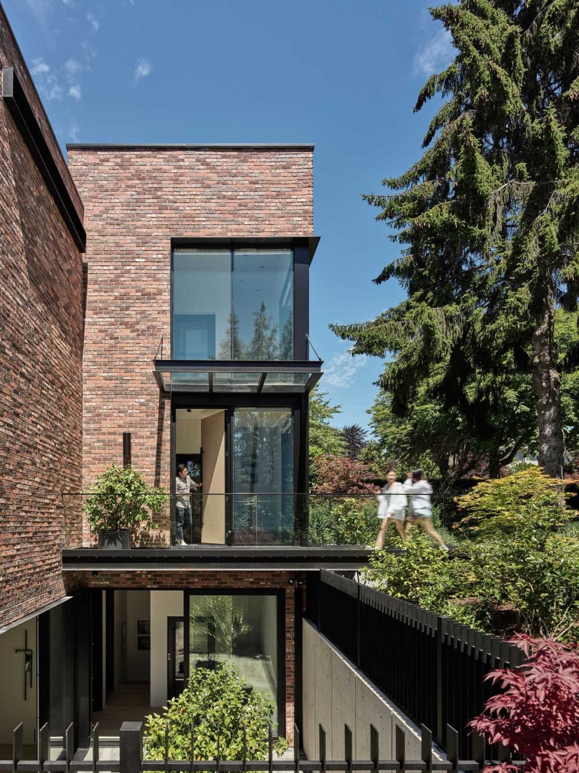 يحتوي Nanton House على مدخلين مصممين حول موقعه المنحدر، بما في ذلك بهو سفلي على مستوى الحديقة تحت سقف أخضر ومدخل علوي يمكن الوصول إليه عن طريق جسر فولاذي طويل.